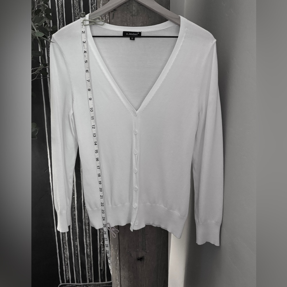 NWOT SNOW- White V-Neck Button-Up Cardigan